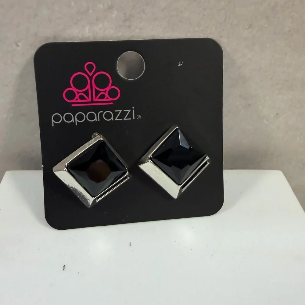 🩷5/$10🩷 Paparazzi Silver Stud Earrings with Black Gem